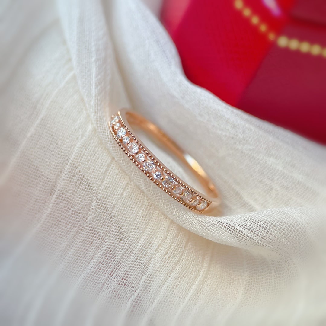 18k Diamond Ring: This pair of earrings features selected SWAT emeralds set in 18K gold, with a versatile design that is a must-have accessory. Freight: 1.International Freight: Foreign shipping charges are determined