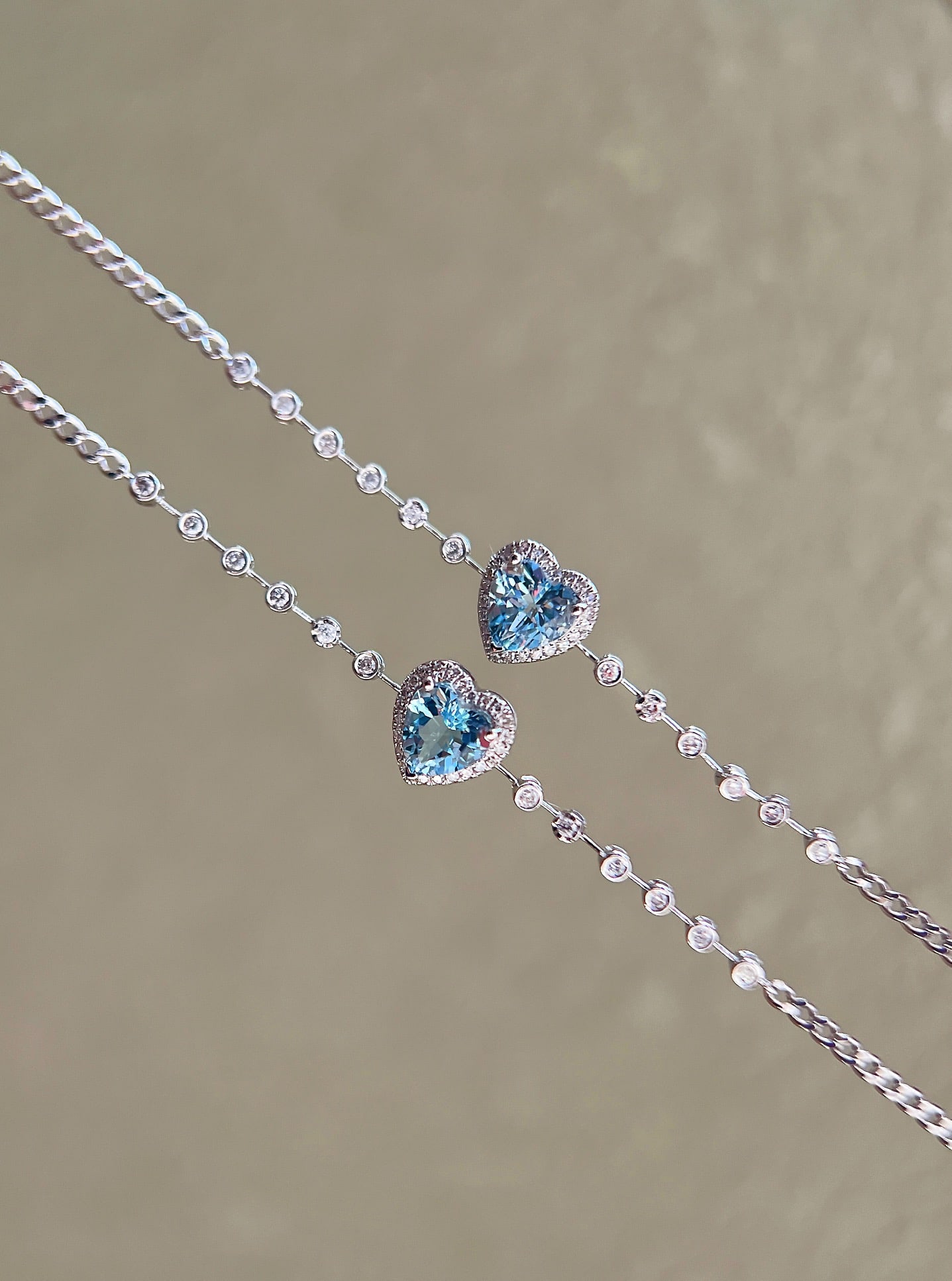 18K Heart Aquamarine Full Diamond Bracelet: This bracelet is made of 18K gold with a heart-shaped aquamarine as the main stone, surrounded by a full circle of diamonds, and paired with a full-star diamond design on both sides, creating a stunni