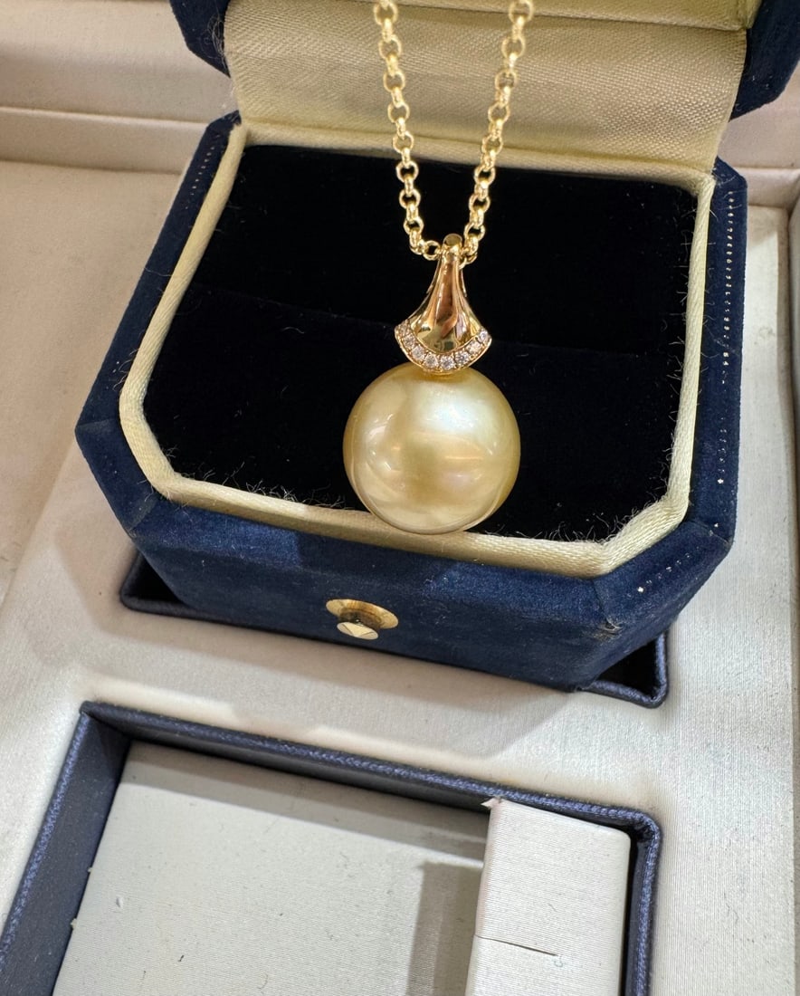 18K Gold Zircon South Sea Golden Pearl Pendant: Diameter 14.1mm, perfect round, strong light, slight flaw on the back. Does not include chain. Freight: 1.International Freight: Foreign shipping charges are determined by destination. 2.Photos,