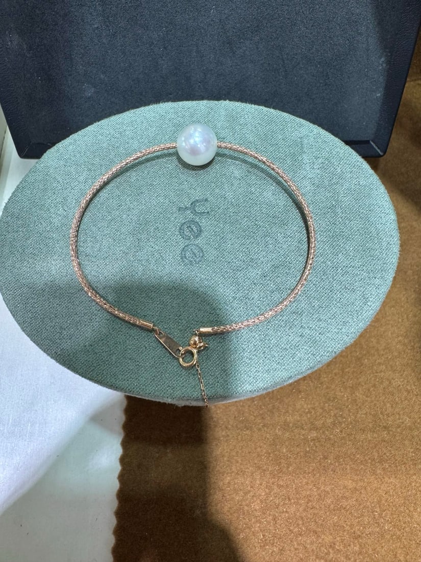 18K Rose Gold Australian White Pearl Bracelet: This bracelet features 18K rose gold material, paired with 10-11mm diameter perfectly round, high luster Australian white pearls, slightly flawed. The design is simple and elegant with high cost