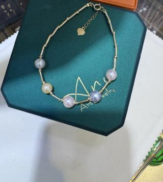 18k Gold Akoya Seawater Pearl Bracelet: This bracelet is made of 18k gold, inlaid with Akoya sea pearls. The diameter is 6-7mm, nearly round, with strong luster and very fine flaws. The design is exquisite and versatile, with a total length