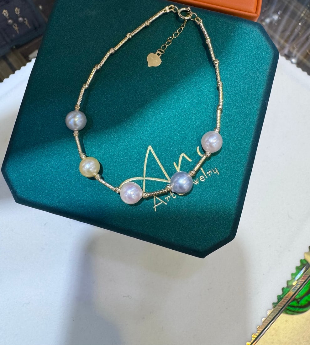 18k Gold Akoya Seawater Pearl Bracelet: This bracelet is made of 18k gold, inlaid with Akoya sea pearls. The diameter is 6-7mm, nearly round, with strong luster and very fine flaws. The design is exquisite and versatile, with a total