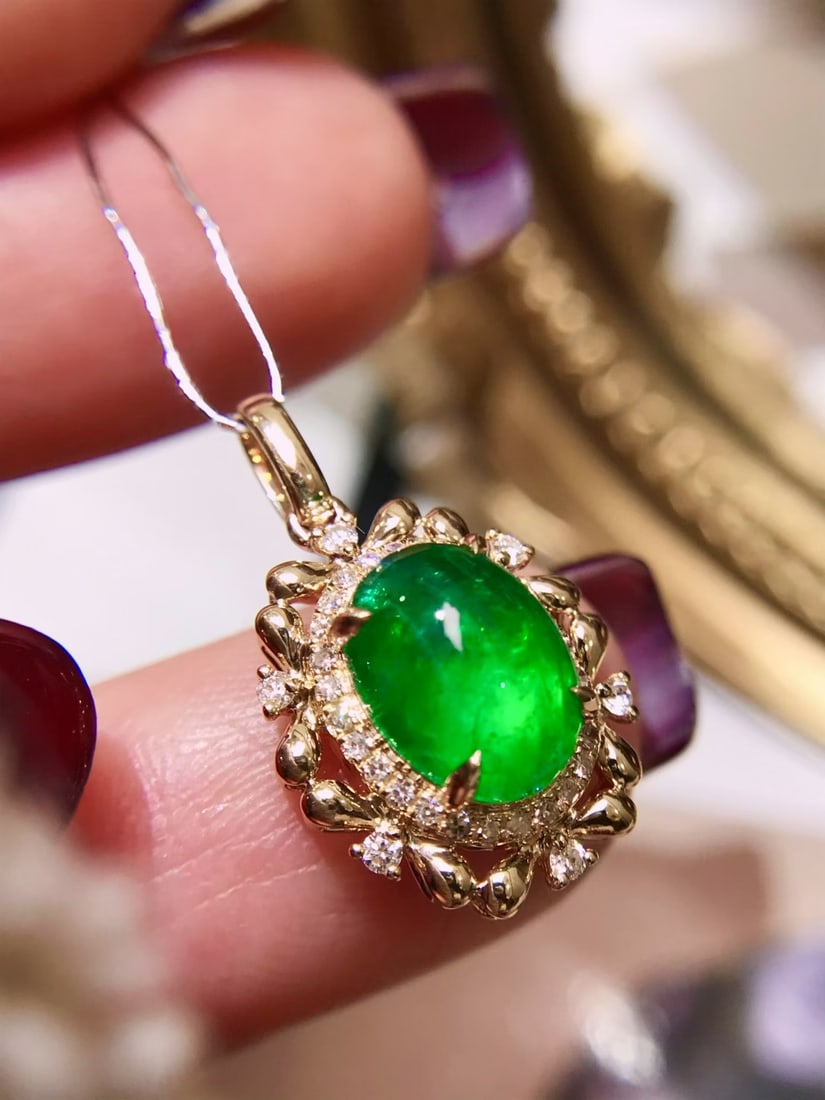 High Quality Emerald Pendant: High-quality emerald pendant, main stone 2 carats, bright green and transparent, with excellent fluorescence. Wearing it on the body is like having a small walking light bulb. 18k gold 1.48 grams,