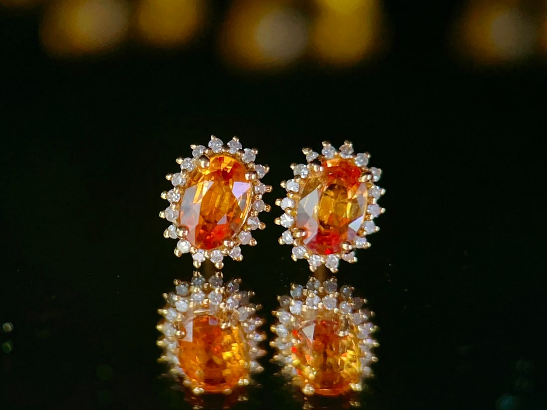 Classic Halo Blue Sapphire Earrings: These earrings feature a classic halo setting, with an excellent wearing effect. The total weight is 1.4 grams, with a main stone of 1.15 carats of sapphire, accompanied by 36 diamonds totaling 0.18