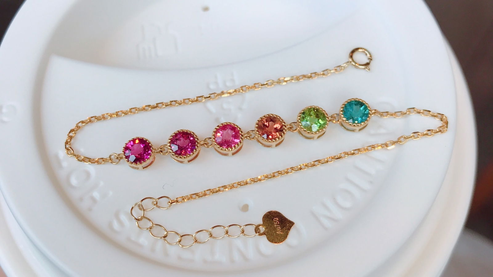 18K Gold Rainbow Tourmaline Bracelet: This 18K gold rainbow tourmaline bracelet weighs 1.92 grams, with a stone weight of 1.5 carats. It is delicate, cute, and suitable for wearing all year round, extremely versatile. Freight: