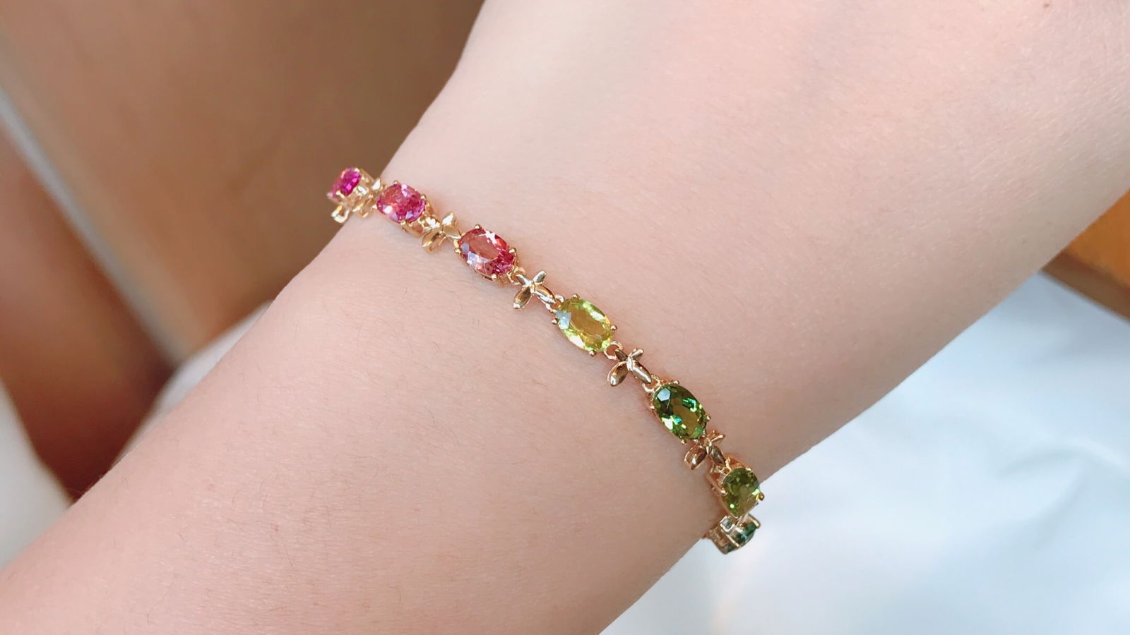 Candy Color Tourmaline Bracelet: This is a natural tourmaline 18K gold rainbow bracelet, with a total weight of 3.4 grams and a stone weight of 3.56 carats. Freight: 1.International Freight: Foreign shipping charges are determined