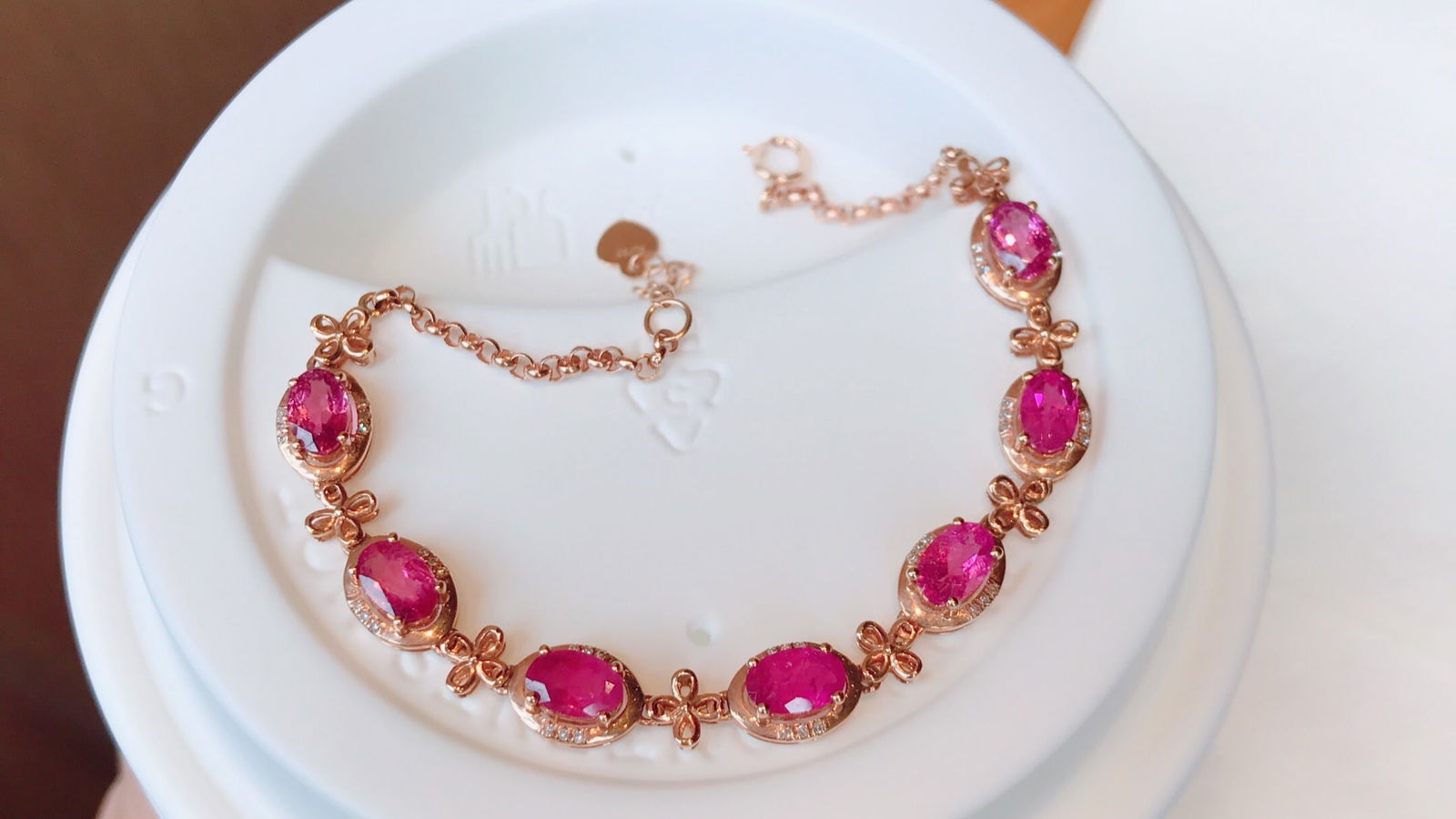 18K Gold Tourmaline Bracelet: This is a natural beryl 18K gold rainbow bracelet, with a total weight of 3.4 grams and a stone weight of 3.56 carats. Each bracelet is priced at 3888 yuan, and comes with a certificate. Freight: