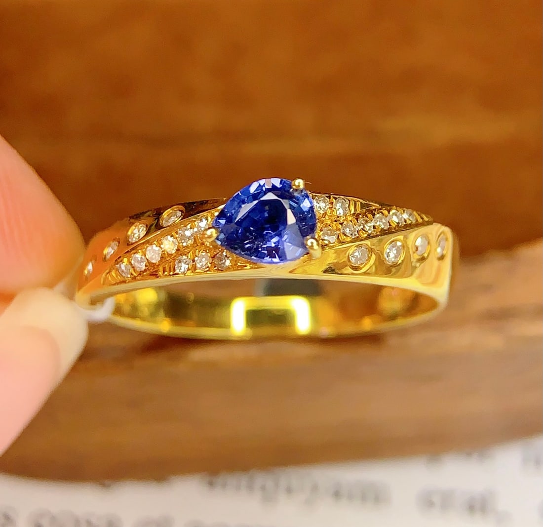 18k Natural Sapphire Ring (1 of 6)