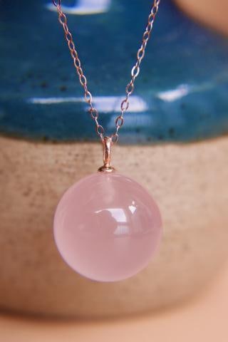 18K Gold Pink Crystal Pendant: 18K gold-plated rose quartz pendant, beautiful color, weighs 28.08 carats, crystal is clear. Freight: 1.International Freight: Foreign shipping charges are determined by destination. 2.Photos, descrip
