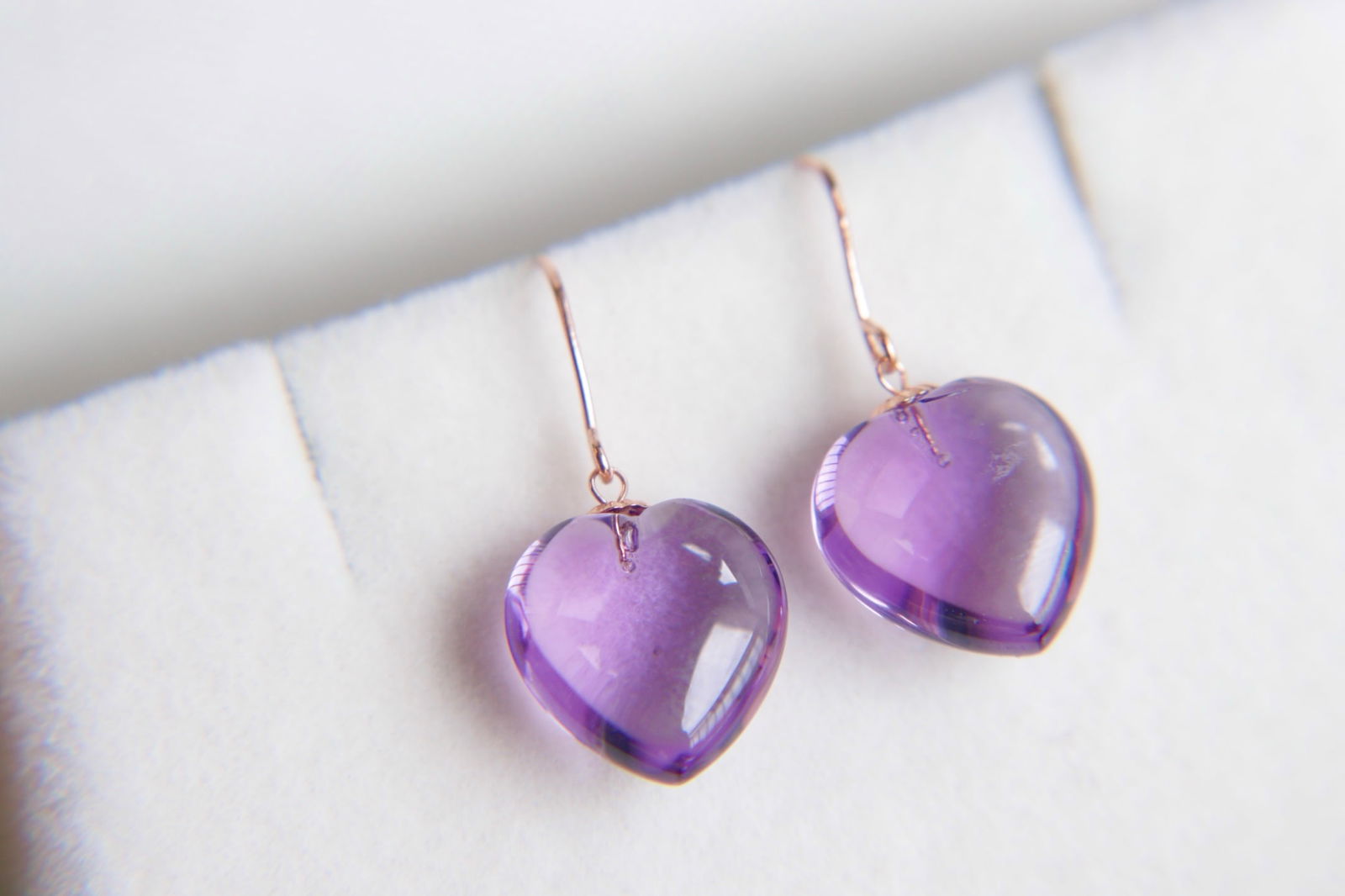 18K Gold Amethyst Earrings: 18K gold-plated amethyst earrings, beautiful color, weighing 11.135 carats, with completely clear crystals. Freight: 1.International Freight: Foreign shipping charges are determined by destination.