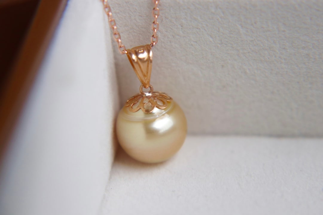 18k Gold Saltwater Pearl Pendant: 18k gold-plated sea pearl pendant, with a pearl diameter of 10mm, round and bright, good cleanliness, beautiful color. Comes with a fine gift box. Freight: 1.International Freight: Foreign shipping