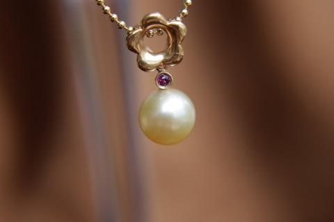 18k Gold Saltwater Pearl Pendant: This 18k gold-plated sea pearl pendant features a 9mm diameter, perfect round shape, strong luster, and flawless characteristics, with a beautiful color. It also comes with an elegant gift box.