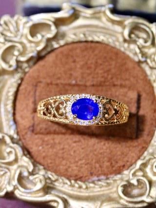 Vintage Baroque Sapphire Ring: Vintage Baroque sapphire ring, featuring a gem from Sri Lanka, the design breaks the conventional dullness, the color is correct, and the crystal is good. It makes the skin look whiter and improves