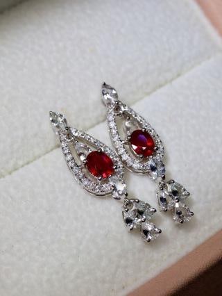 18K Unheated Ruby Earrings: The unheated ruby is translucent and radiant, like stars, with a romantic aura. The earrings are 2.25 grams in gold weight, with a main stone of 0.51 carats and diamonds of 0.176 carats. Freight: