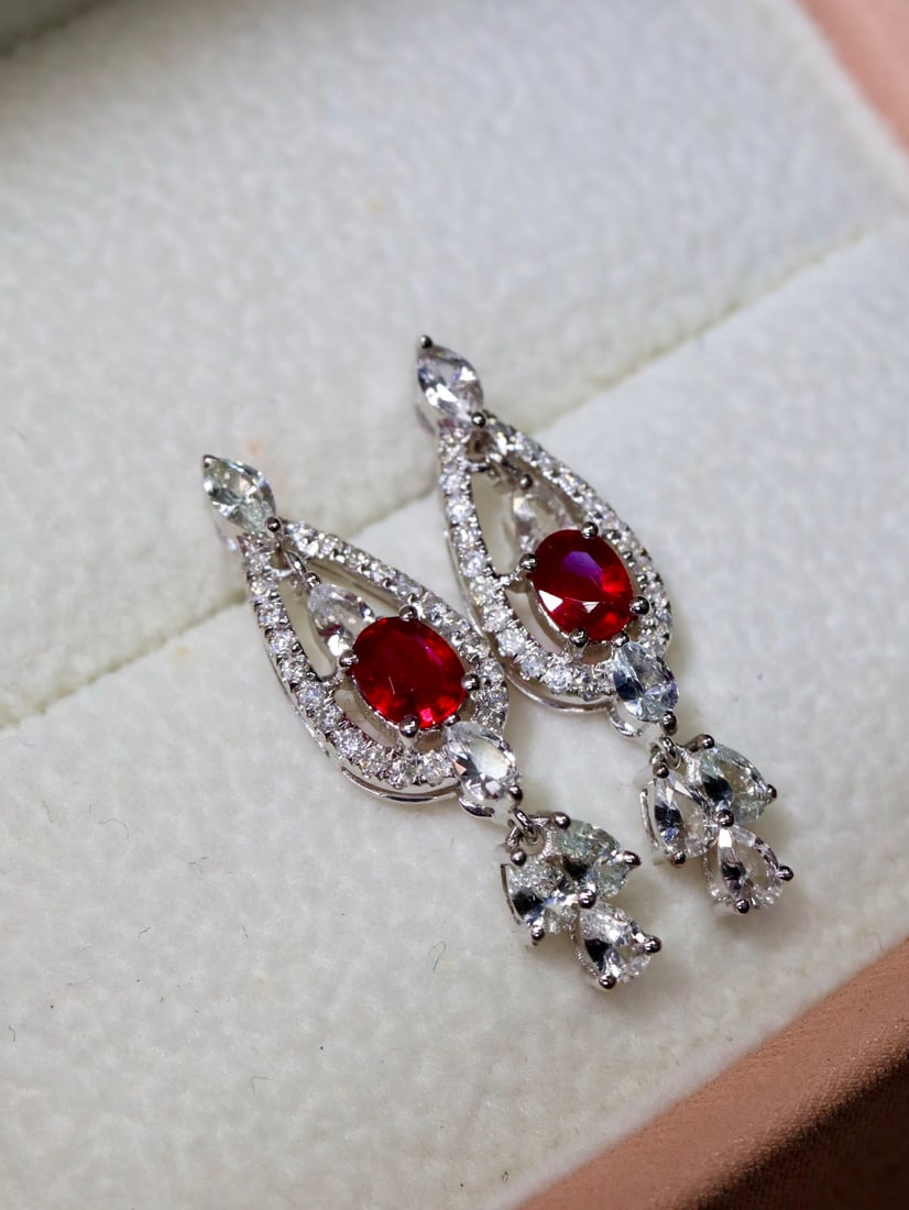 18K Unheated Ruby Earrings: The unheated ruby is translucent and radiant, like stars, with a romantic aura. The earrings are 2.25 grams in gold weight, with a main stone of 0.51 carats and diamonds of 0.176 carats. Freight: