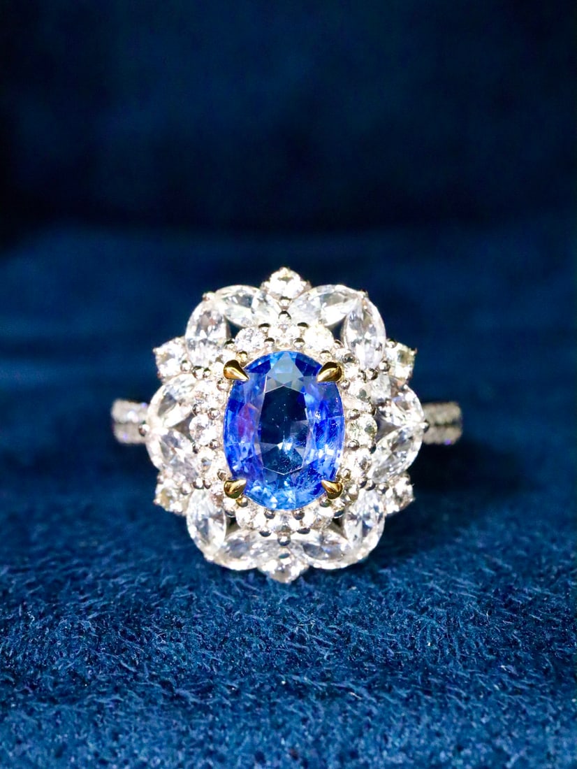 Sapphire Ring: This sapphire ring features a timeless design that exudes a fashionable and eternal style. The main stone is a 1.48-carat sapphire, with diamonds weighing 0.104 carats and white sapphires weighing