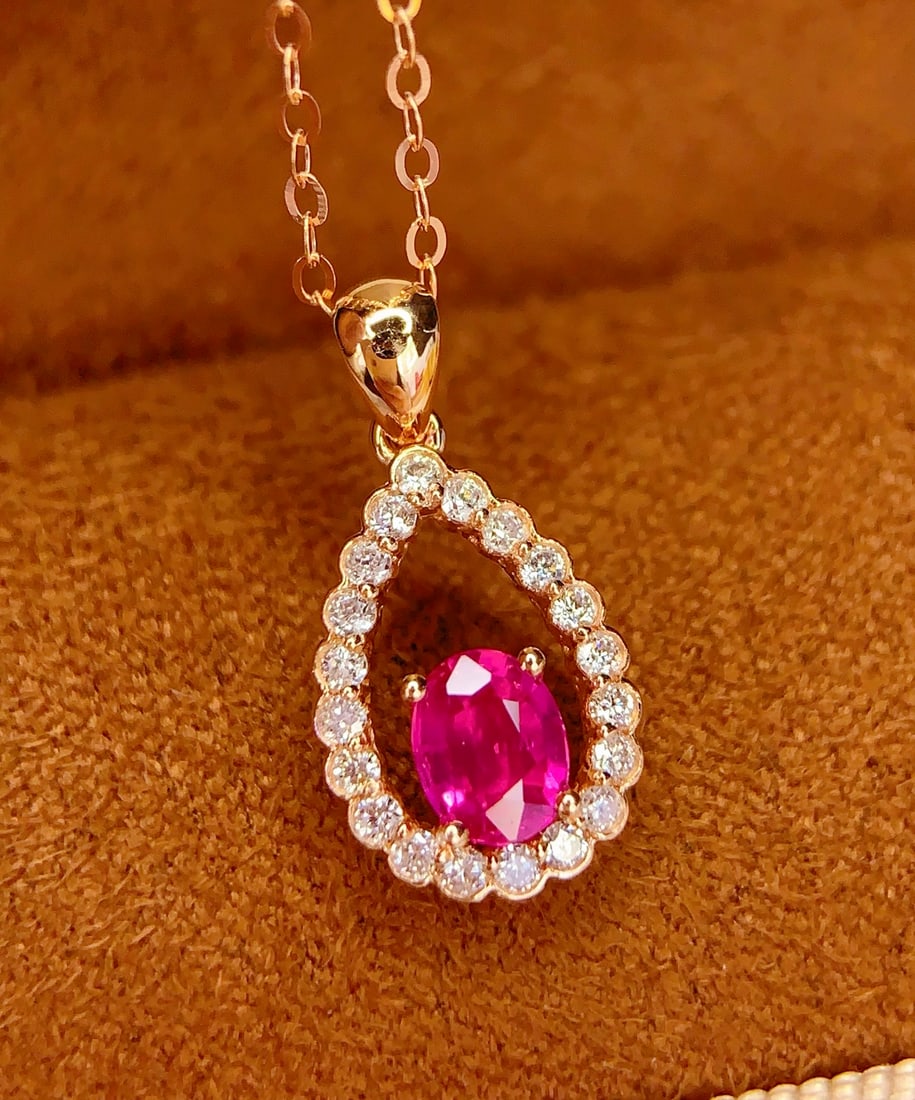 18k Natural Unheated Ruby Clavicle Necklace: This collar necklace is made of 18k gold, inlaid with natural unheated ruby, the main stone weighs 0.5 carats, accompanied by 20 diamonds. The total weight is 1.60 grams. Freight: 1.International
