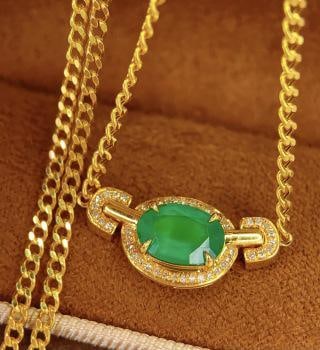 18k Natural Emerald Clavicle Necklace: This collar necklace is made of 18k gold, inlaid with natural emerald, the main stone weighs 1.5 carats, accompanied by 45 diamonds. The total weight is 4.06 grams. Freight: 1.International Freight: