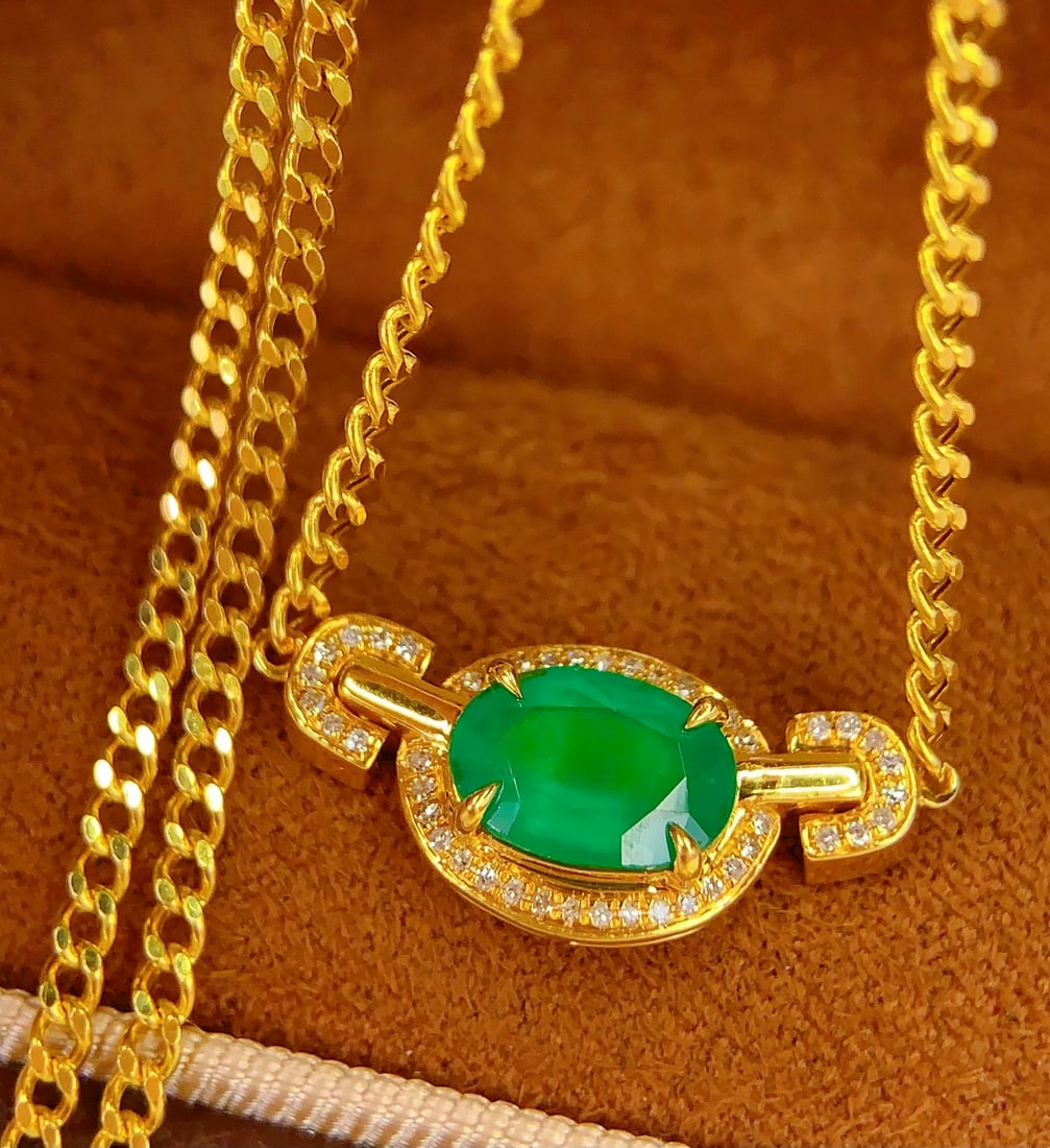 18k Natural Emerald Clavicle Necklace: This collar necklace is made of 18k gold, inlaid with natural emerald, the main stone weighs 1.5 carats, accompanied by 45 diamonds. The total weight is 4.06 grams. Freight: 1.International Freight: