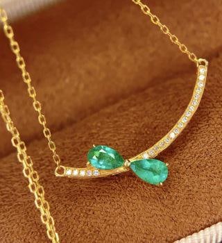 18k Natural Emerald Clavicle Chain: This collar necklace is made of 18k gold, inlaid with natural emerald, the main stone weighs 0.7 carats, accompanied by 22 diamonds. The total weight is 1.64 grams. Freight: 1.International Freight: