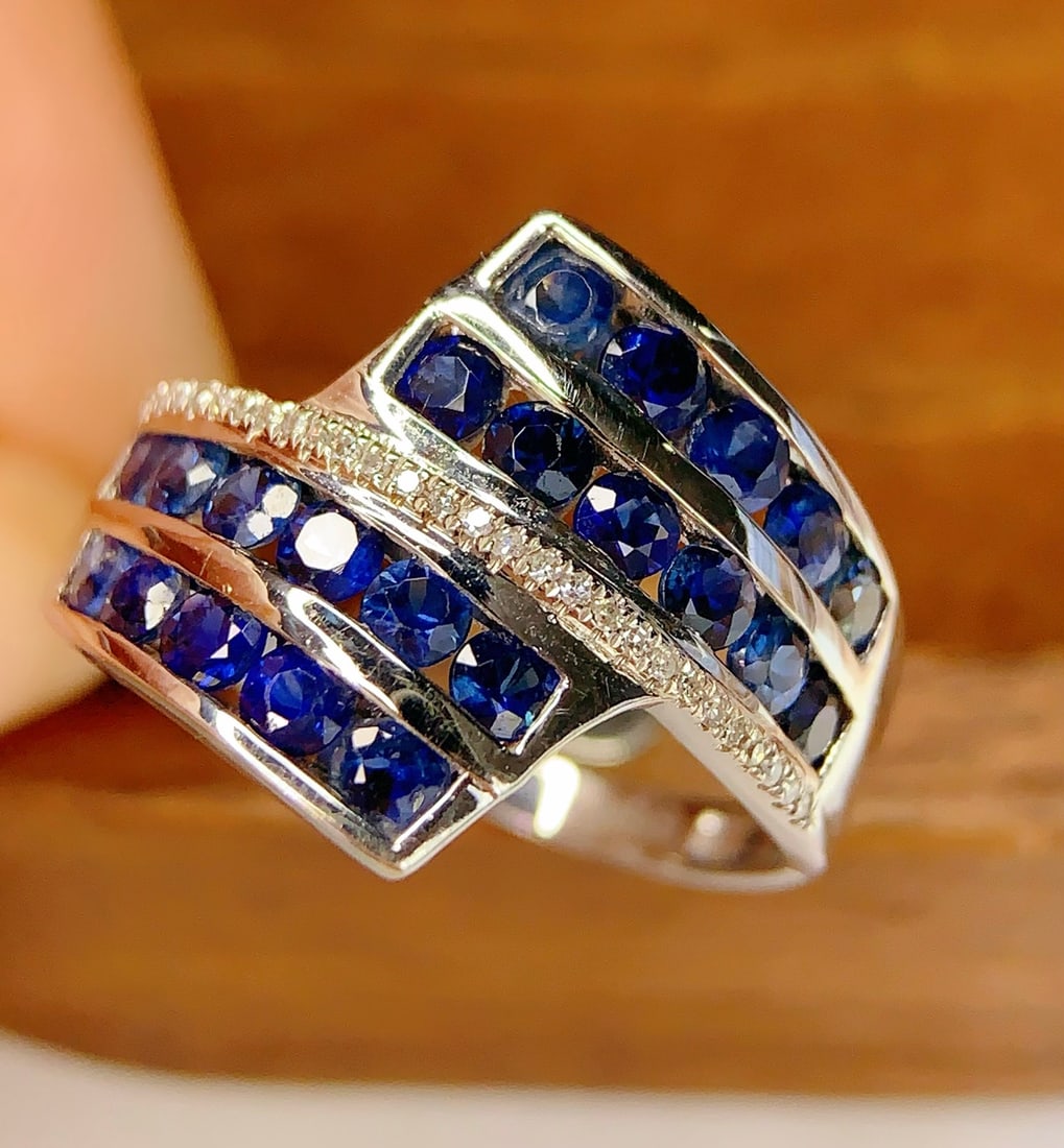 18k Natural Sapphire Ring: 18k gold natural sapphire ring, total weight 3.09 grams, main stone is a 2.56 carat sapphire, accompanied by 27 diamonds Freight: 1.International Freight: Foreign shipping charges are determined by