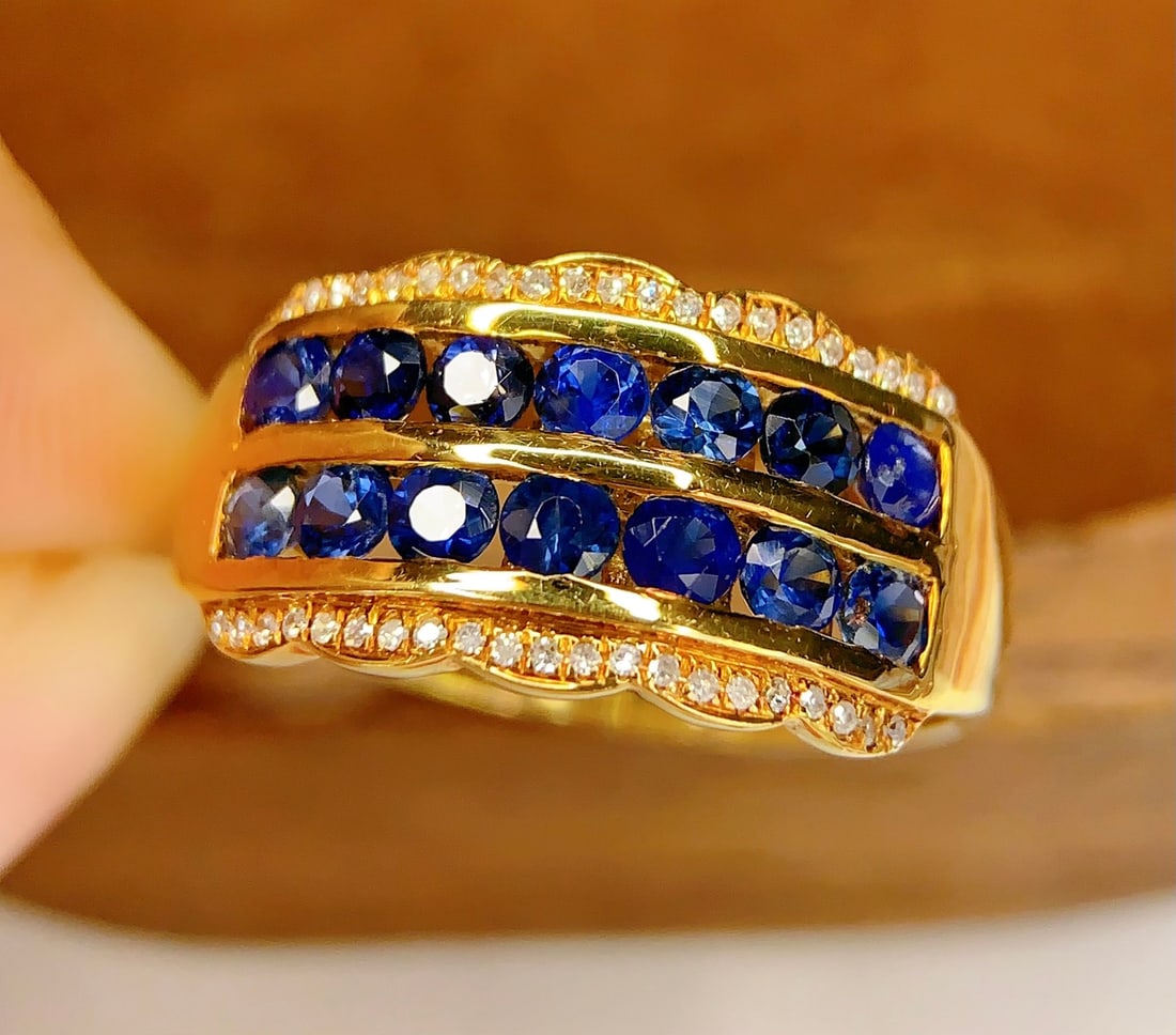 18k Natural Sapphire Ring: 18k gold natural sapphire ring, total weight 2.62 grams, main stone is a 2.01 carat sapphire, accompanied by 42 diamonds Freight: 1.International Freight: Foreign shipping charges are determined by