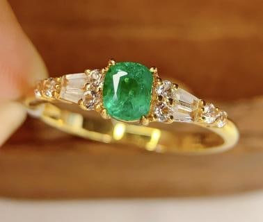 18k Natural Emerald Ring (1 of 7)