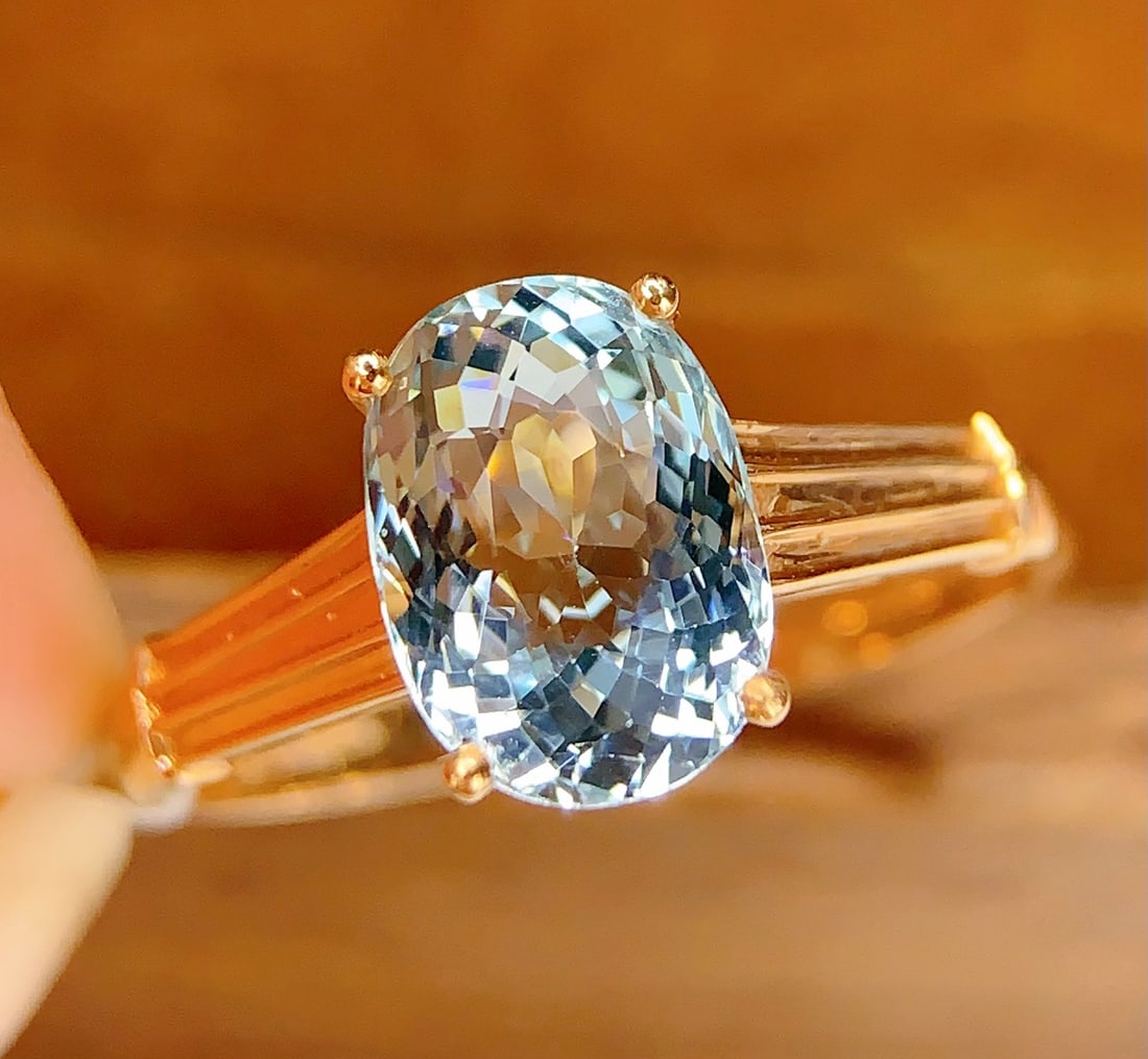 18k Natural Aquamarine Ring: 18k gold natural aquamarine ring, total weight is 1.80 grams, main stone weighs 2.5 carats Freight: 1.International Freight: Foreign shipping charges are determined by destination. 2.Photos,
