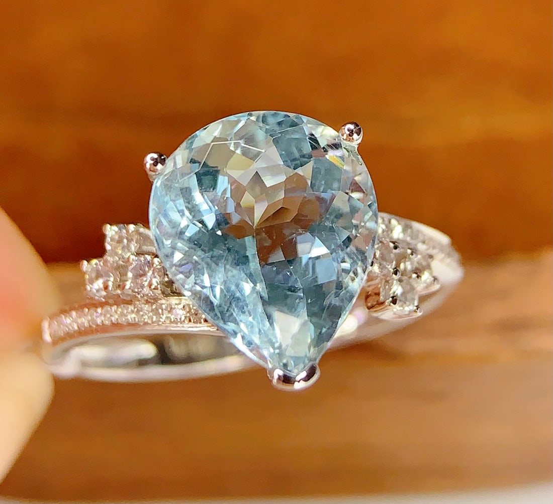 18k Natural Aquamarine Ring: 18k gold natural aquamarine ring, total weight of 2.23 grams, main stone is a 3.58 carat aquamarine, set with 22 diamonds and 6 white sapphires Freight: 1.International Freight: Foreign shipping
