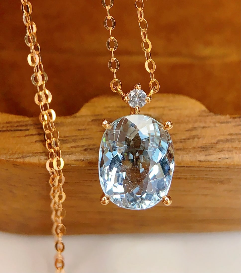 18k Natural Aquamarine Ring: 18k gold natural aquamarine ring, total weight 1.67 grams, with a main stone of 2 carats, accompanied by 1 white sapphire. Freight: 1.International Freight: Foreign shipping charges are determined by