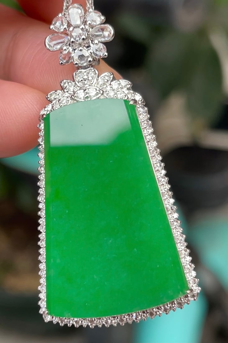 High Ice Imperial Green Pendant: Large and full, transparent and moist, fine jade texture, bright color, luxurious 18k gold diamond inlay. Freight: 1.International Freight: Foreign shipping charges are determined by destination.