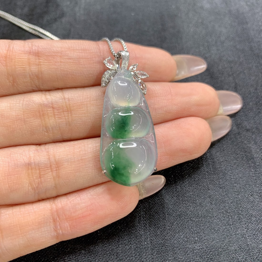 Ice Floating Flower Jadeite Fortune Bean: 18K gold set with South African diamonds, the larger one is white and blue sapphire, old and lustrous, transparent, the effect on the body is stunning. The size is 36.2-14.6-7.1 and 30-14.6-5.1.