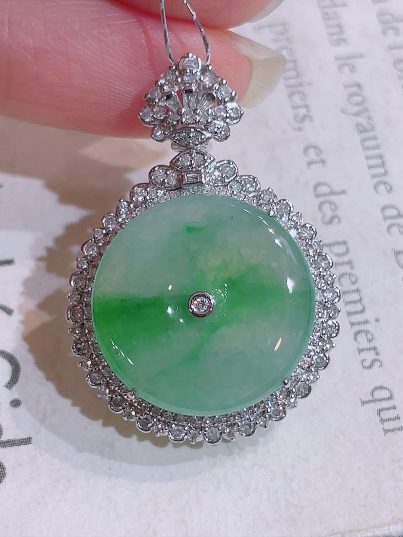 Ice Floating Green Peace Buckle Pendant: The perfect ice floating green jade pendant, featuring 18k gold inlay, with first-class water and design, is upscale and fashionable, versatile for all occasions. The pendant adopts a panoramic