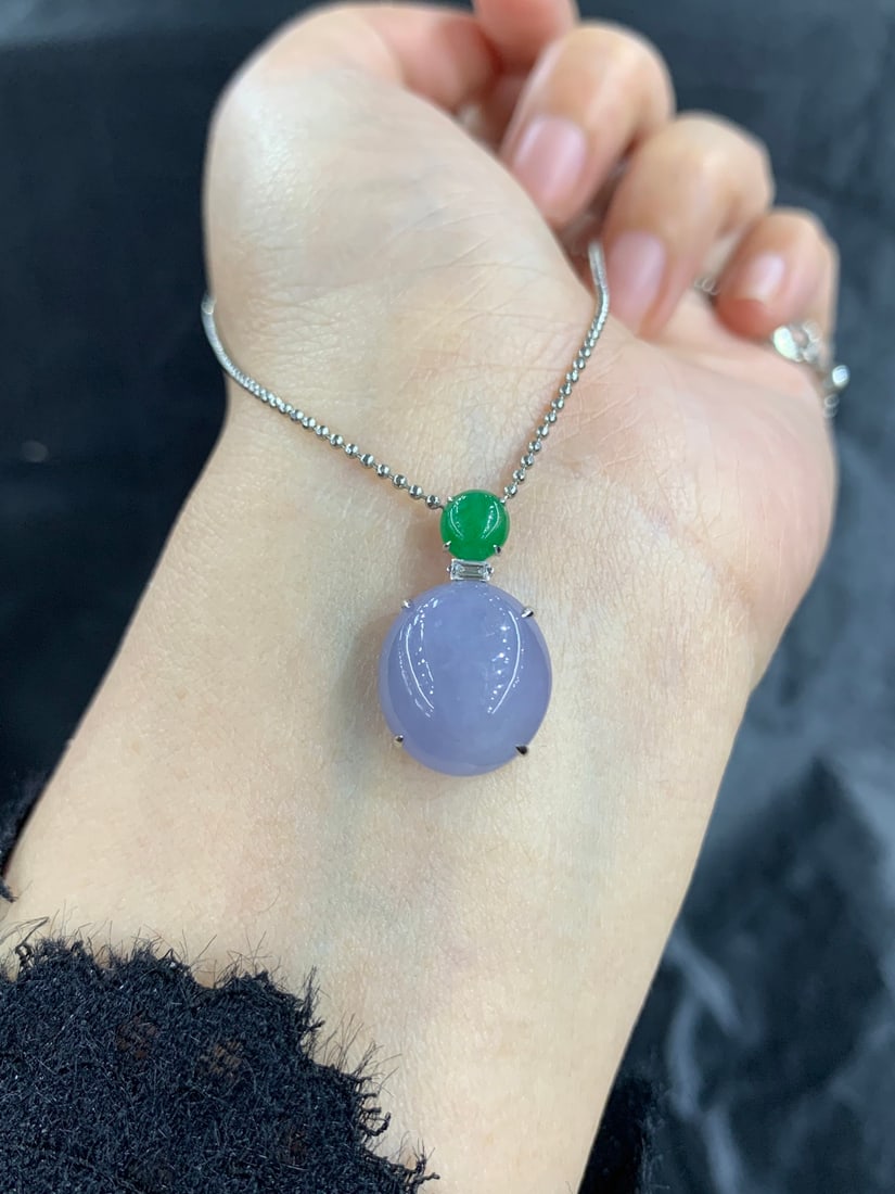 18k Gold Pendant Inlaid with Purple Jadeite: 18k Gold Pendant Inlaid with Purple Jadeite.The Jade Violet Egg features an 18K gold setting with step-cut diamonds, which are vibrant and lustrous. The actual color may appear slightly lighter.