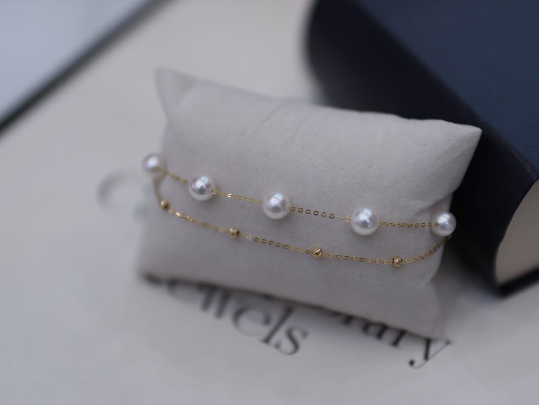 18K Gold Seawater Pearl Double-Layer Starry Sky Bracelet: This bracelet captures the ethereal beauty of the night sky with its exquisite double-layer design, adorned with dazzling sea and freshwater pearls. Each pearl has a diameter of 6-7mm, carefully