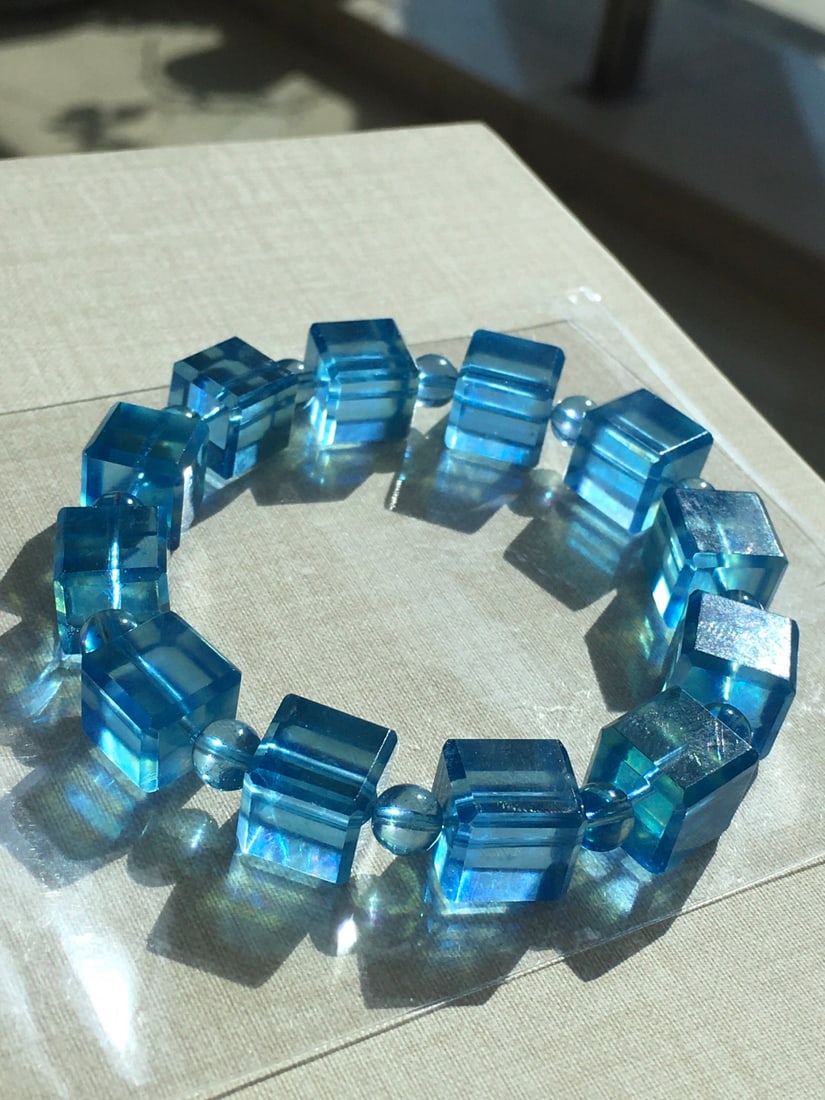 Premium Aquamarine Bracelet: This bracelet is a perfect combination of elegance and tranquility, showcasing the ultimate Saint Mary blue, as if capturing the essence of the deep ocean. Its flawless glass exterior demonstrates