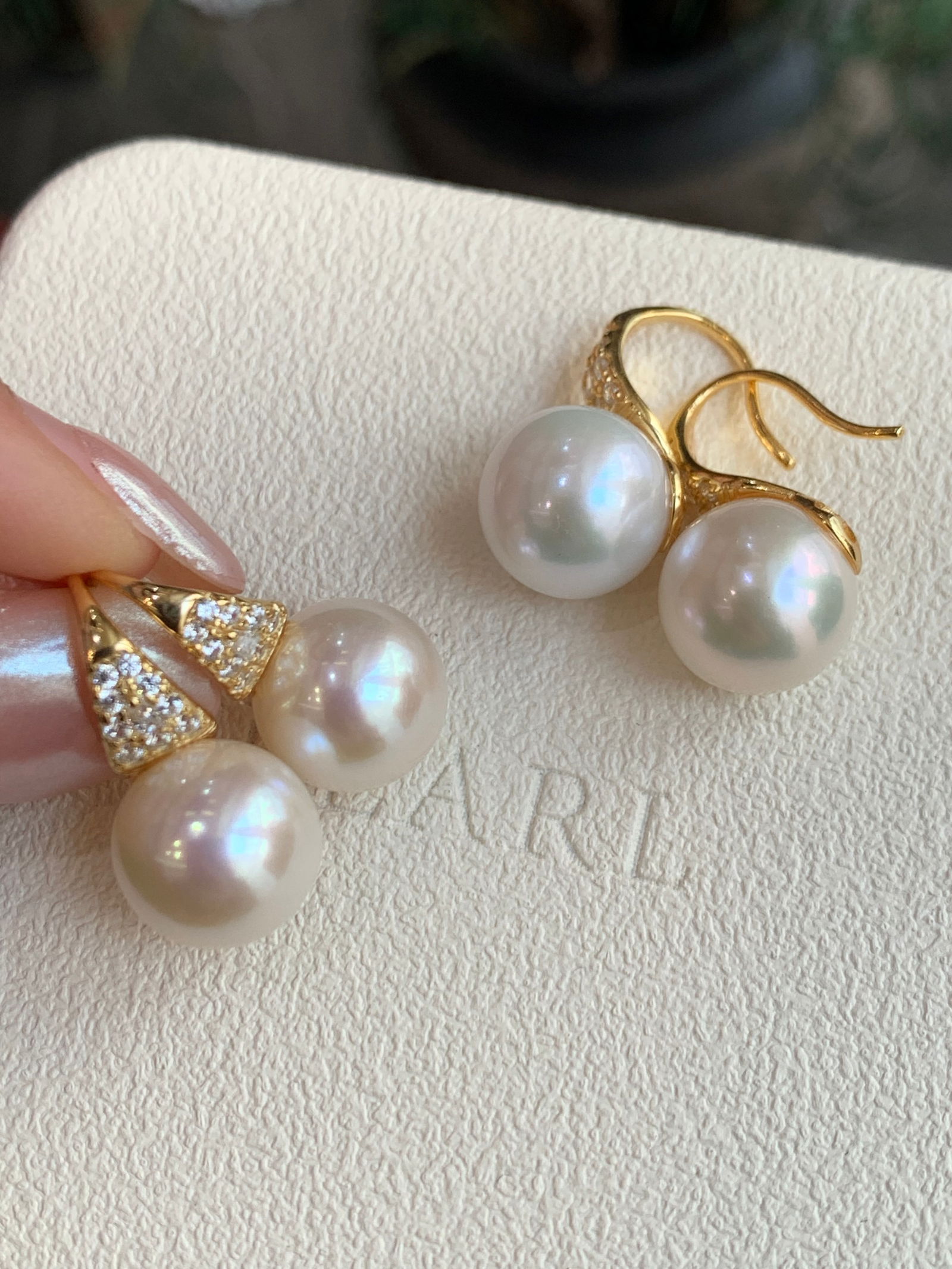 Silver Pearl Earrings: This silver pearl ear hook exudes an elegant and delicate charm, capturing the essence of timeless beauty. The pearls are nearly perfect spheres, with smooth and lustrous surfaces that shine