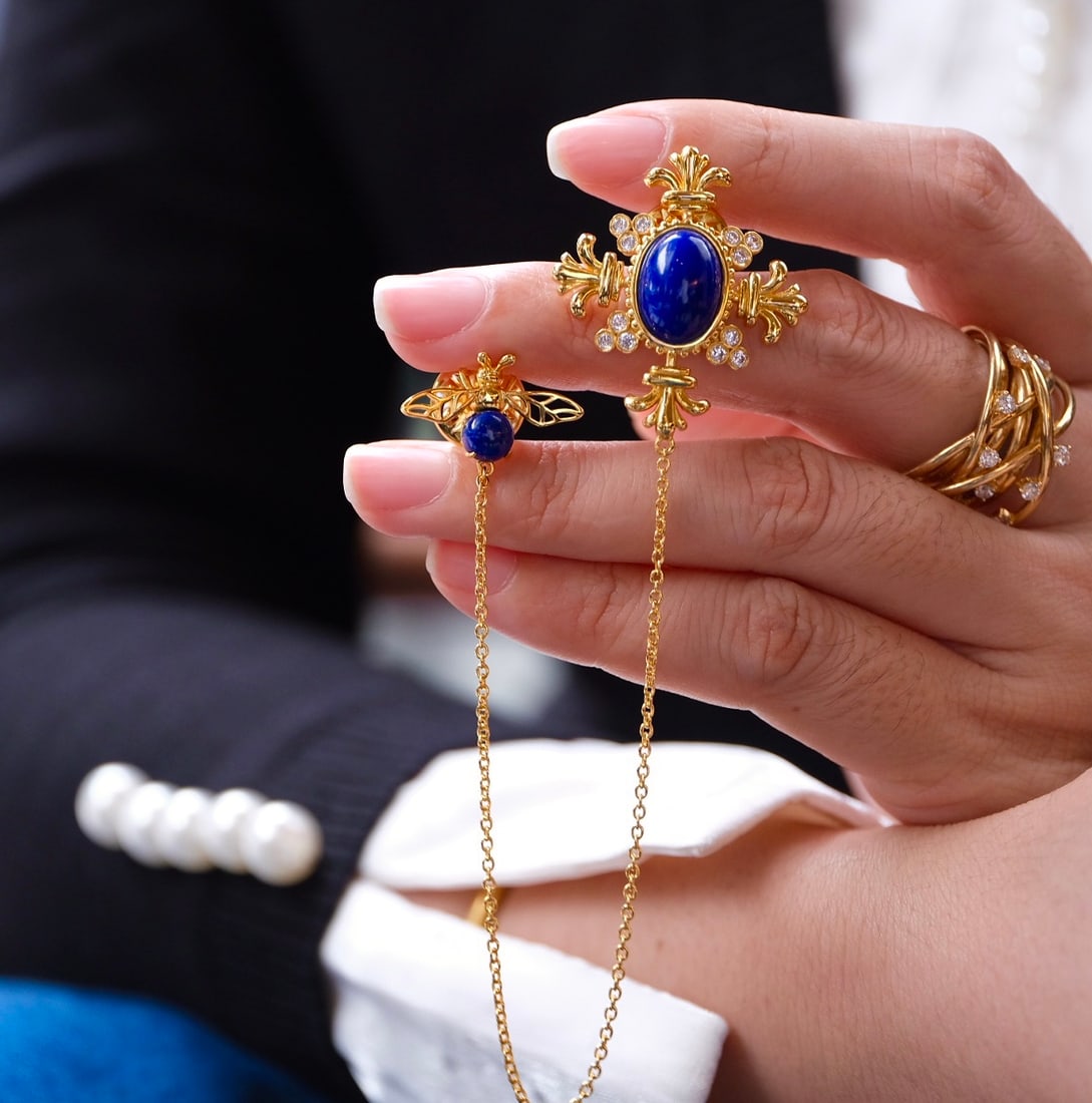 Sterling Silver Lapis Lazuli Brooch: This brooch captures vintage charm with its exquisite design, showcasing the deep blue tones of lapis lazuli. Each gemstone is carefully selected for its excellent quality, with few inclusions or