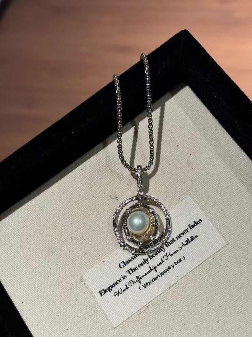 Natural white pearl pendant necklace: This exquisite natural white pearl pendant necklace, centered around a dazzling white pearl, perfectly embodies the ethereal beauty of the ocean. Its refined design evokes the tranquil elegance of the