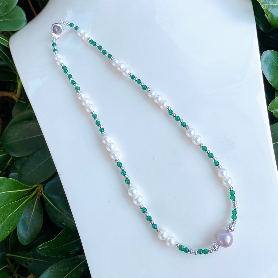 Aurora Edison Pearl Necklace: This necklace captures the essence of spring with its perfect combination of Aurora Edison pearls and freshwater pearls in a light purple hue. The pearls are nearly flawless, perfectly round, and exud