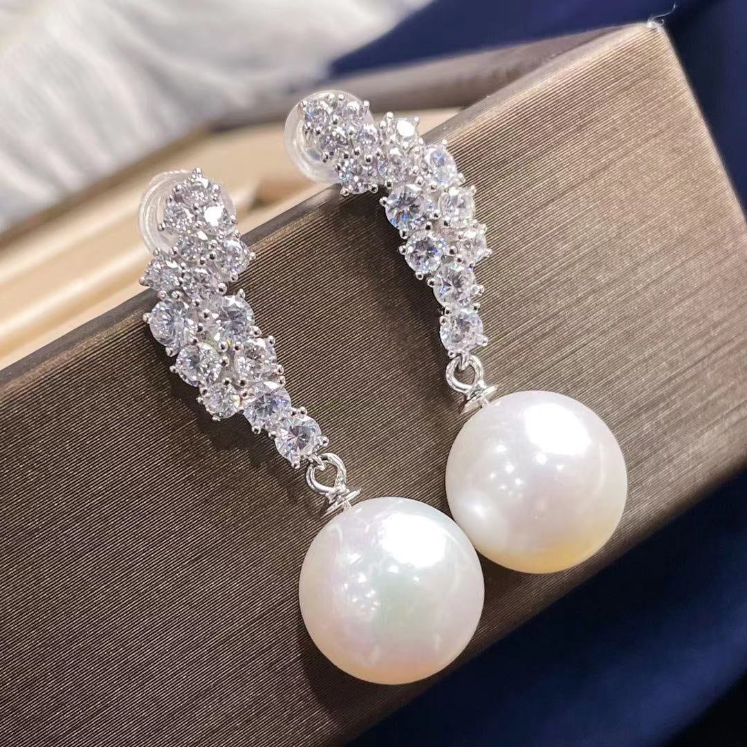 925 Sterling Silver Pearl Earrings: These exquisite earrings showcase the essence of elegance with their flawless round pearls. Set in 925 sterling silver, these earrings are a testament to the artistic and craftsmanship of true luxury.