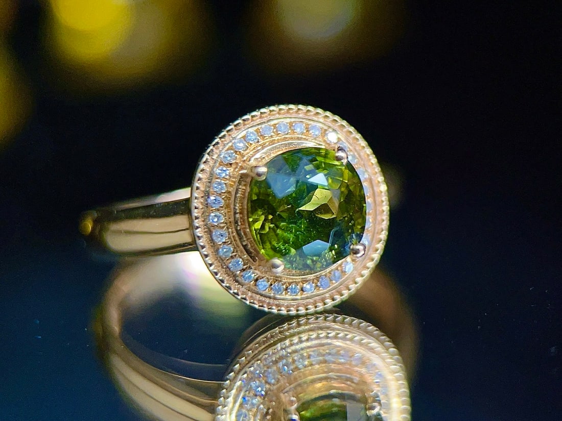 18K Gold Natural Tourmaline Ring: This 18K gold ring set with natural aquamarine exudes an elegant and luxurious vibe, attracting attention with its dazzling color and exquisite craftsmanship. The central aquamarine stone is stunning,