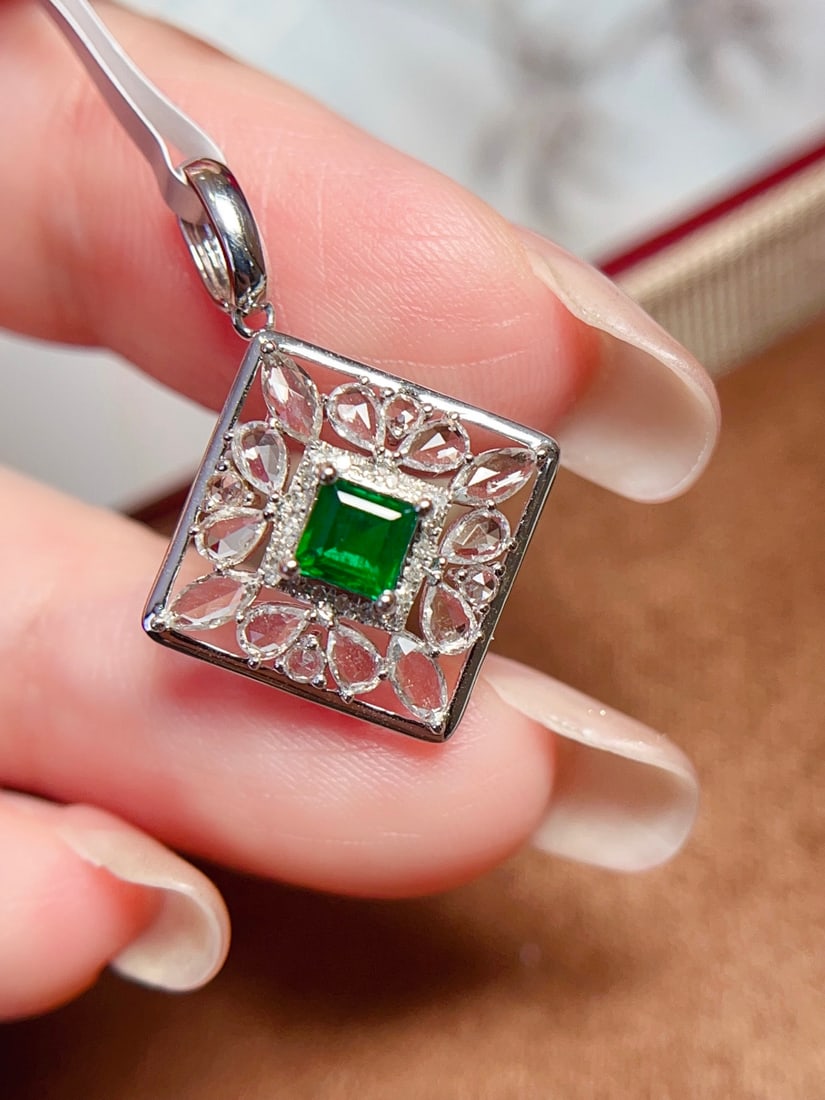 18k Gold Emerald Pendant: This exquisite 18k gold emerald pendant perfectly showcases an elegant and noble temperament. The vibrant green color of the emerald complements the intricate design, making it a standout piece in any