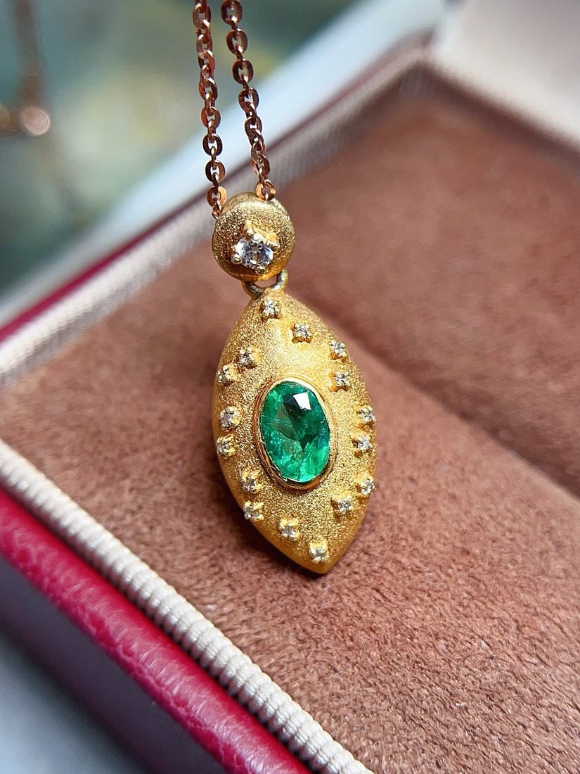 18k Gold Emerald Pendant (1 of 4)