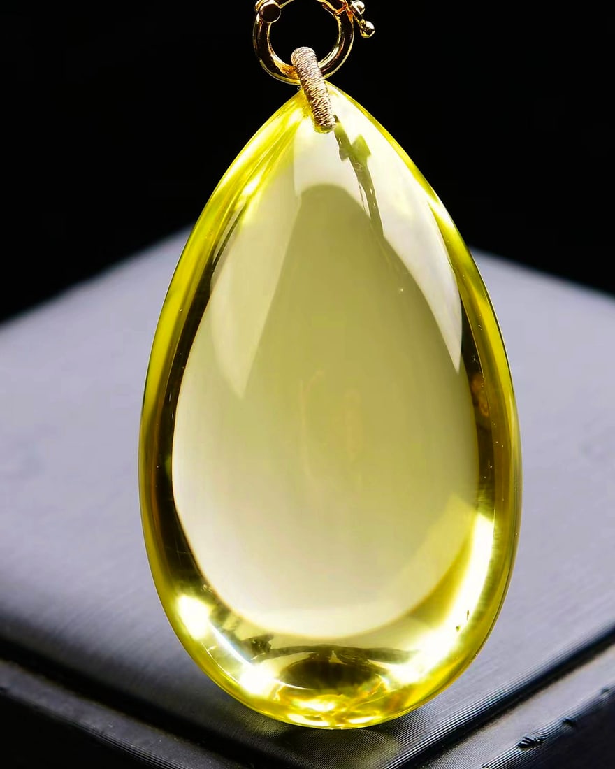 Natural citrine teardrop pendant: This top-quality large natural citrine teardrop pendant is crystal clear and lustrous, showcasing a captivating beauty. Citrine is believed to attract wealth, ward off evil spirits, and dispel misfort