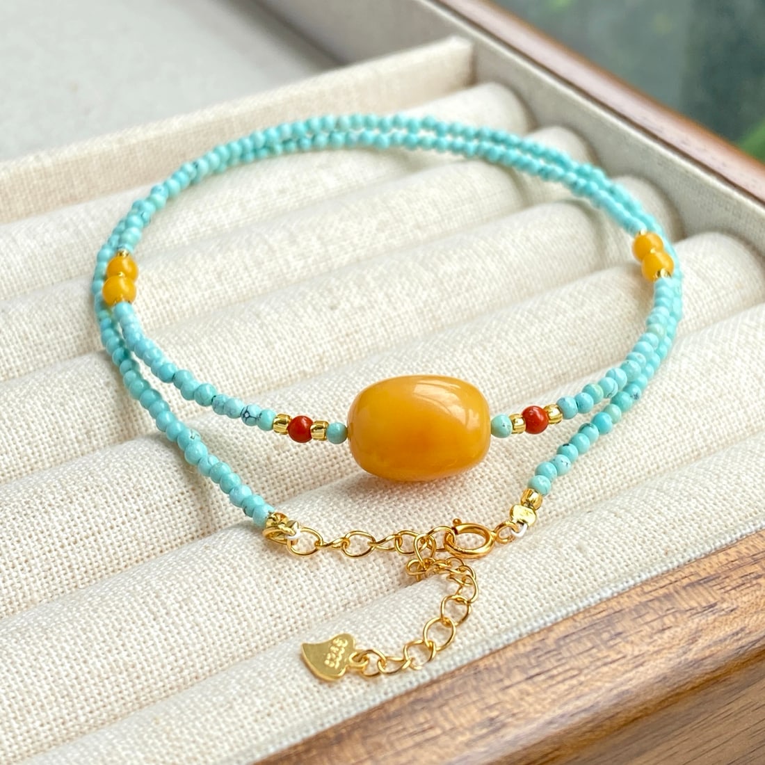 S925 Silver Natural Turquoise Necklace: This necklace is a perfect combination of natural beauty and exquisite craftsmanship. The bright colors of turquoise beads from the original mines in Hubei complement the warm amber and striking south