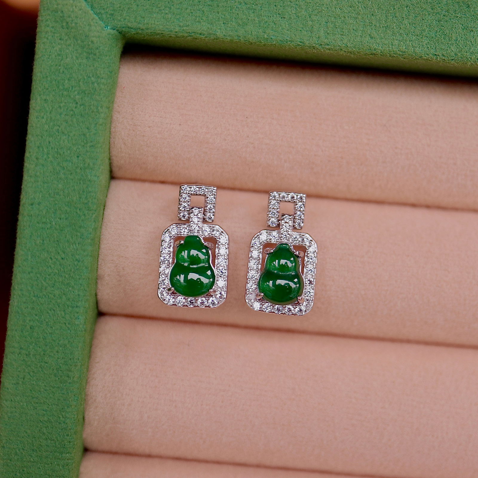 S925 Silver Natural jade gourd earrings: This earring captures the essence of elegance with its exquisite design. Natural imperial green jade is set in S925 silver, emitting an eternal charm that elevates any outfit. The gourd shape symboliz