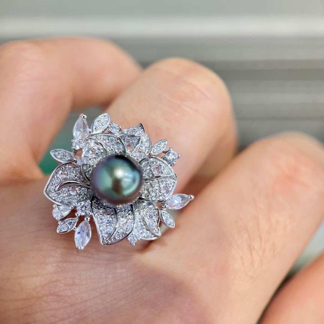 Sterling Silver Peacock Green Pearl Ring: This exquisite sterling silver ring attracts attention with its luxurious design, featuring a dazzling peacock green pearl set in it, emitting a charming purple-green dual-color brilliance. The exquis