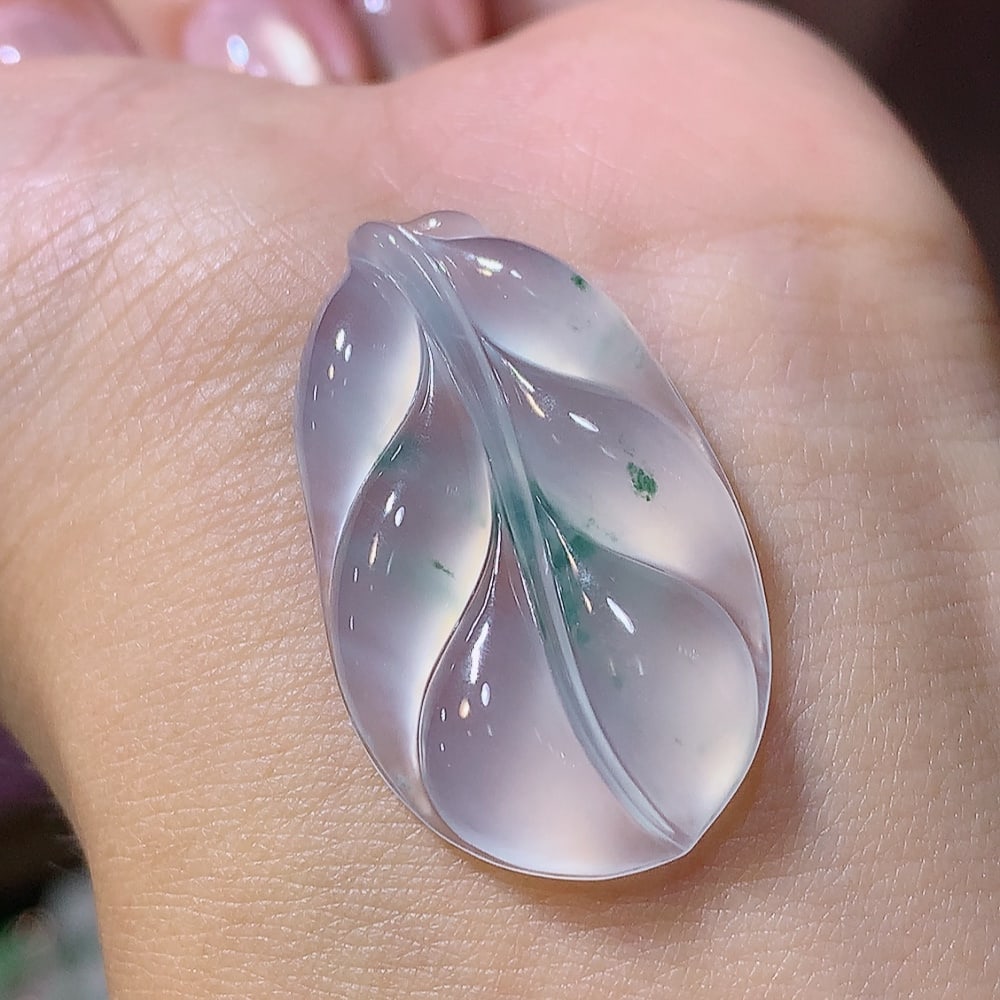High Ice Floating Flower Jadeite Leaf Pendant: This leaf pendant attracts people's attention with its high clarity and charming floating flower pattern. The piece presents a gel-like transparency, fresh color, and is easy to wear. Its natural beau