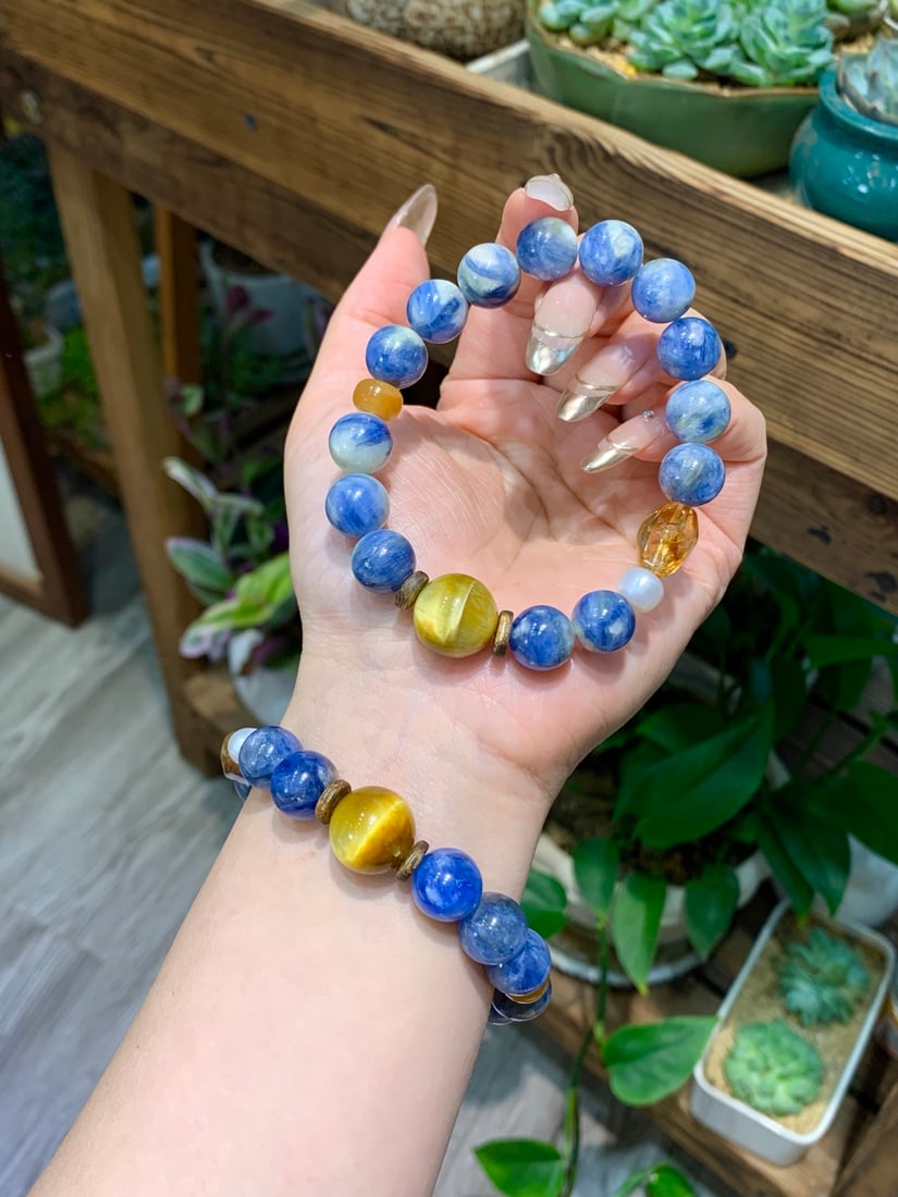 Natural blue crystal bracelet: This bracelet is inspired by the color scheme of Vincent van Gogh's famous painting "Starry Night." It features an original design, and the deep tones of natural blue crystal are stunning, showcasing